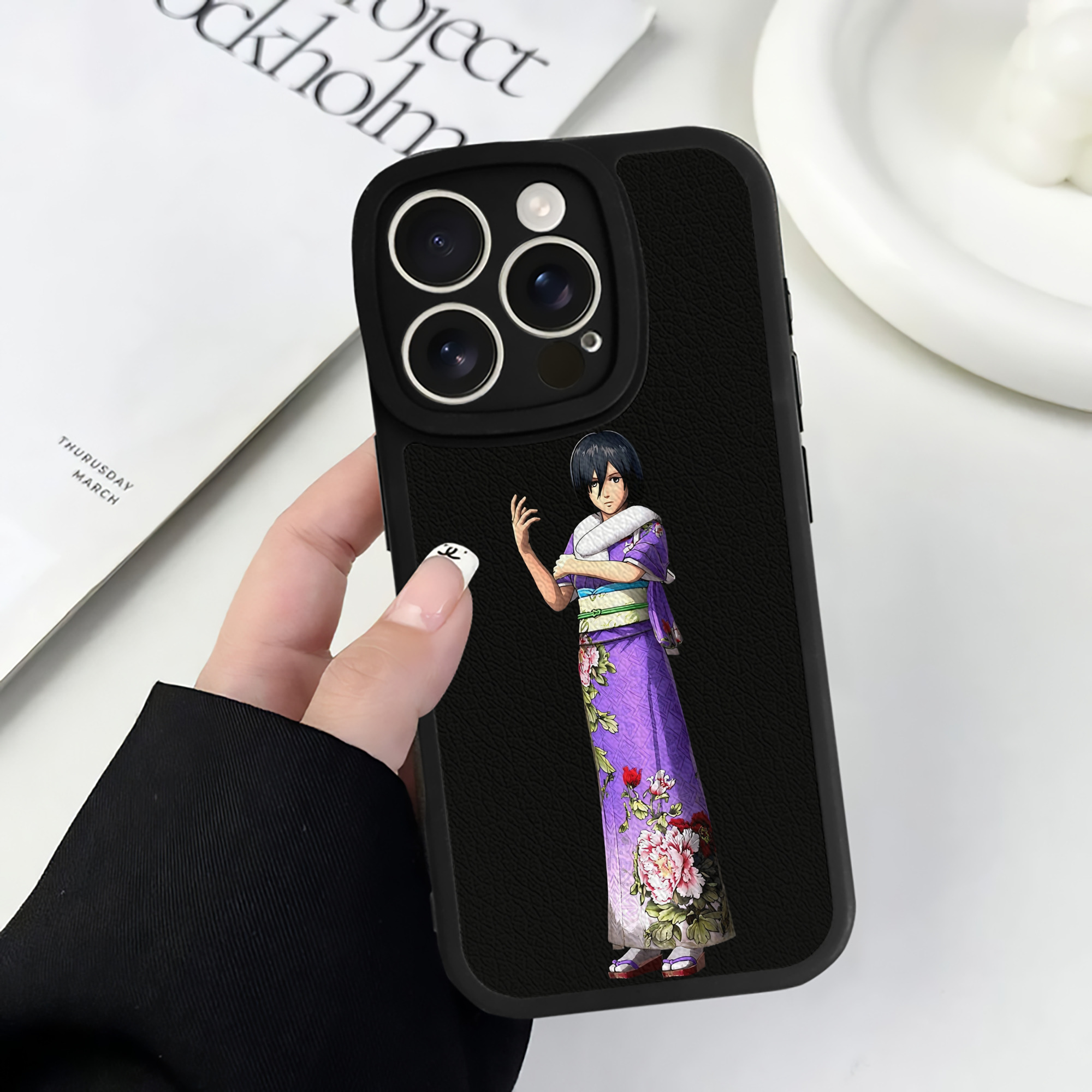 （画像用） 進撃の巨人 ミカサ·アッカーマン Attack on Titan Mikasa Ackerman 【iPhone 16シリーズ対応】シリコンスマホケース（レザー調） 材質：シリコン